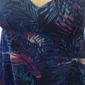 Fun print v-neck flows tankini top.